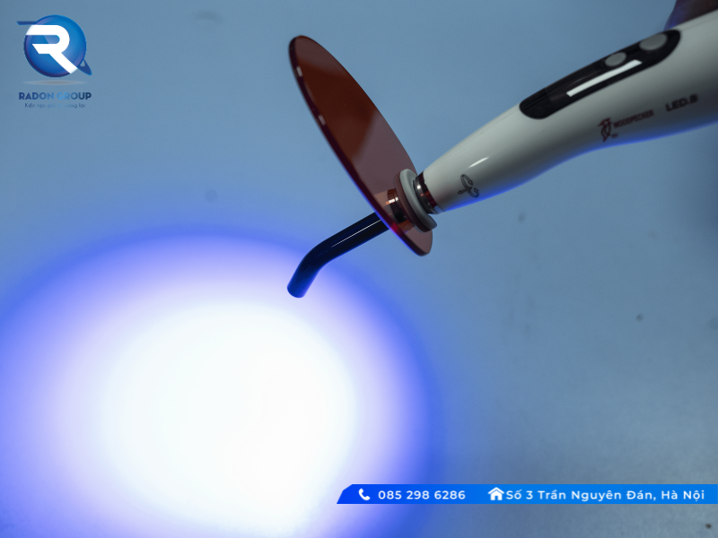 Đèn QTH LED - B - WOOPECKER có độ bền rất cao; xứng đáng là lựa chọn số 1: hiện đại và đặc biệt tối ưu cho phòng khám nha khoa của bạn.