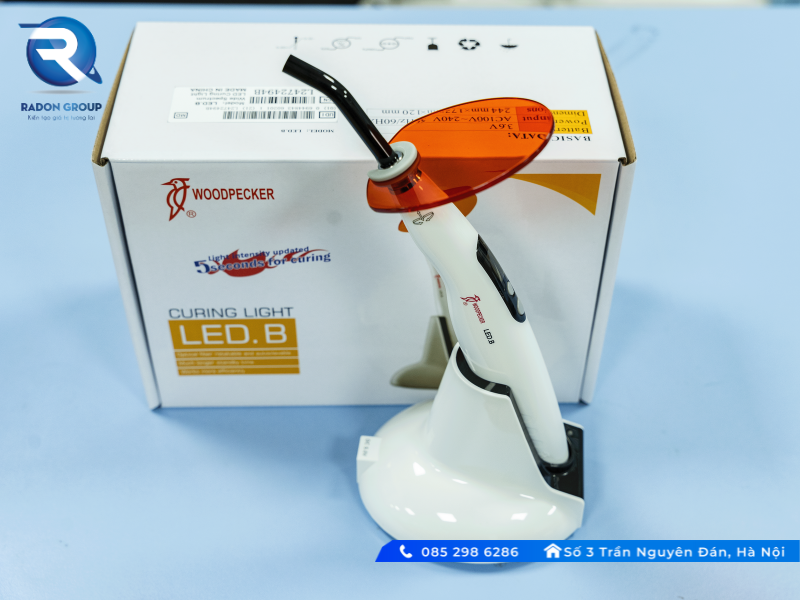 Đèn trám quang trùng hợp LED - B WOODPECKER với thiết kế độc đáo, hỗ trợ giải quyết triệt để những ca hàn trám răng phức tạp.