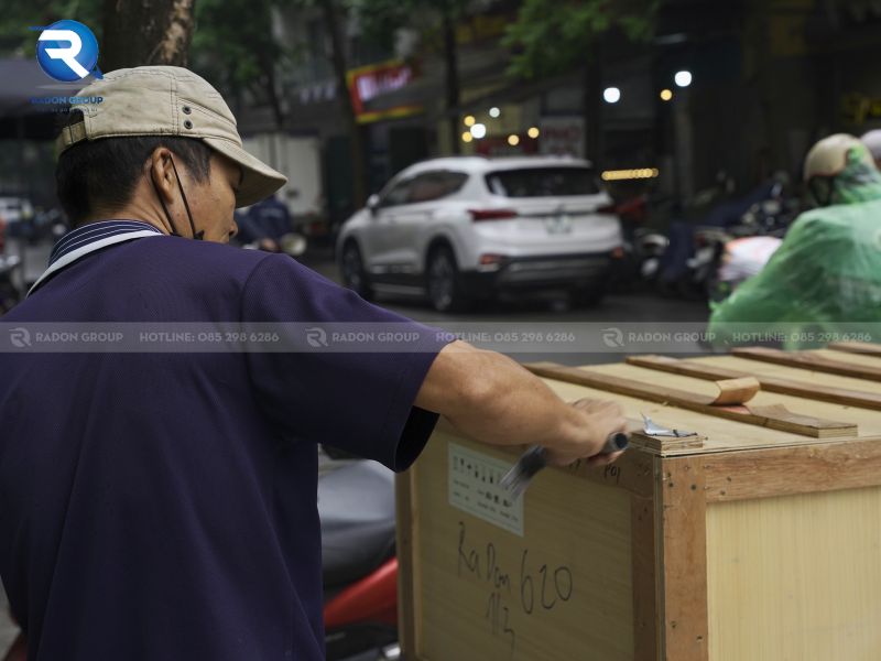 Kỹ thuật viên tiến hành tháo dỡ thiết bị, bước đầu tiên của quá trình