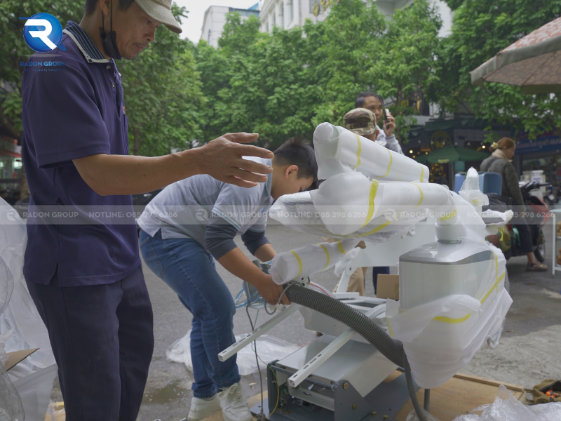 Đội ngũ Radon Group trong dự án lắp đặt ghế nha Samsun S620 - Nha khoa Quốc tế Bạch Mai