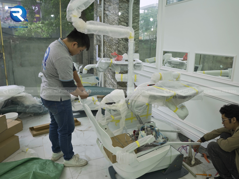 Đội ngũ kỹ thuật viên tiến hành lắp đặt thiết bị cho phòng khám