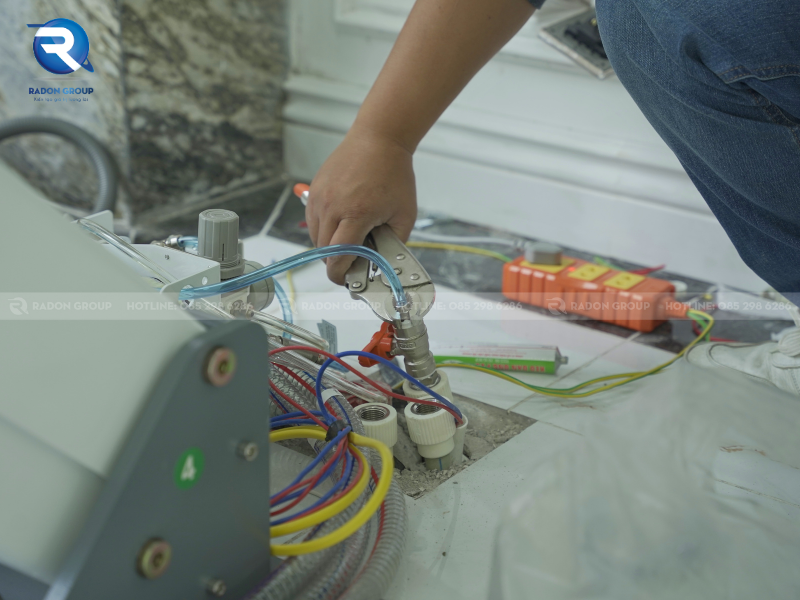 Kỹ thuật viên thiết lập hệ thống công năng