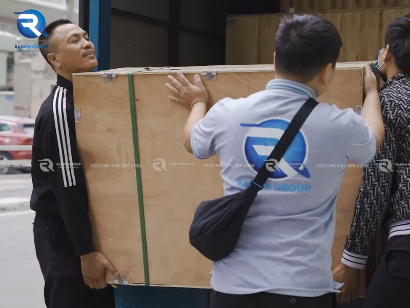 Ghế nha được vận chuyển đến địa chỉ nha khoa, sẵn sàng tháo dỡ và lắp đặt