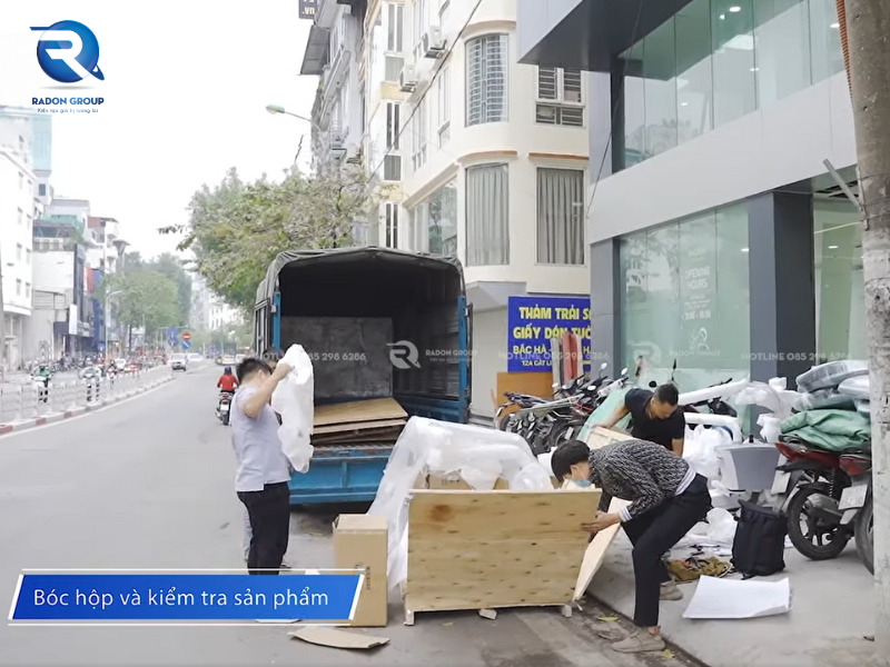 Đội ngũ Radon Group tiến hành tháo dỡ và kiểm tra sản phẩm