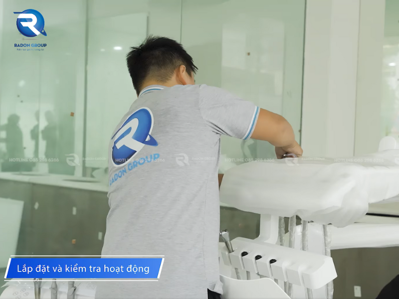 Kỹ thuật viên tiến hành lắp đặt và kiểm tra vận hành