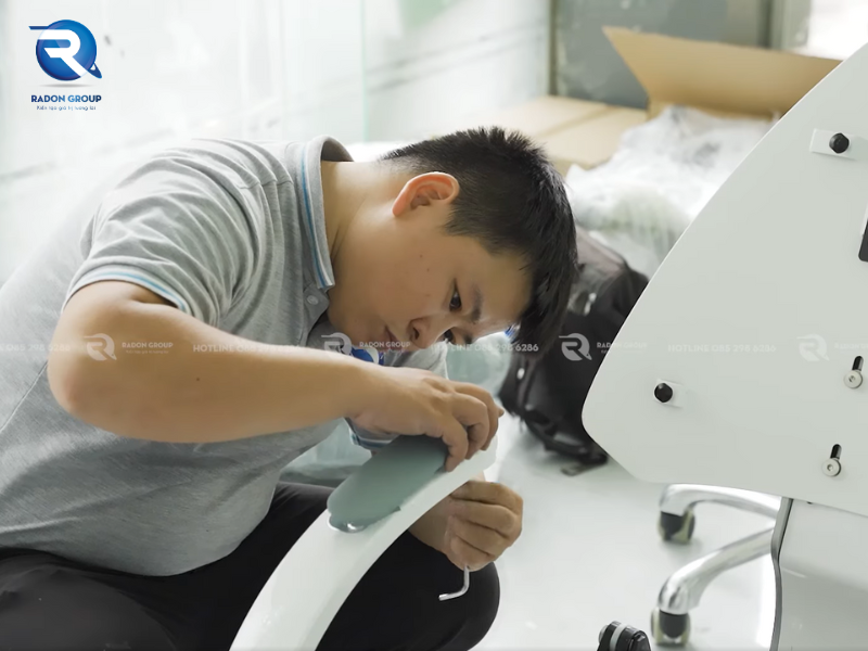 Kỹ thuật viên của Radon Group cẩn thận và tỉ mỉ với từng chi tiết lắp đặt