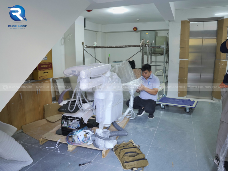 Kỹ thuật viên tiến hành tháo dỡ và vận chuyển ghế