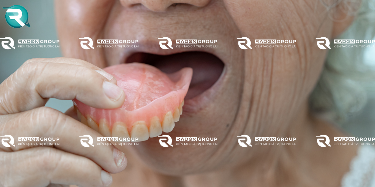 Đặt hàm răng giả vào vị trí và giữ chặt
