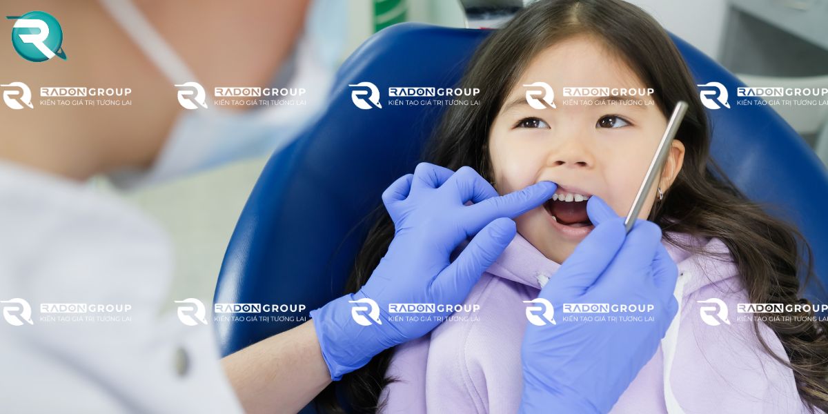 Đưa bé đi khám răng định kì