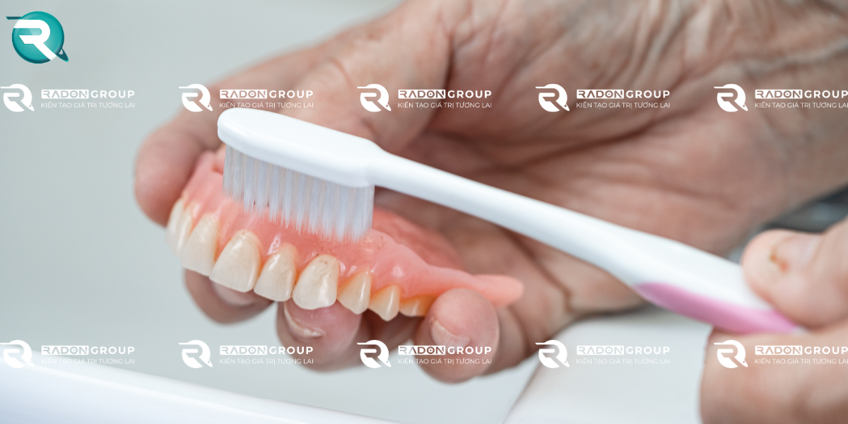 Làm sạch hàm răng giả và nướu