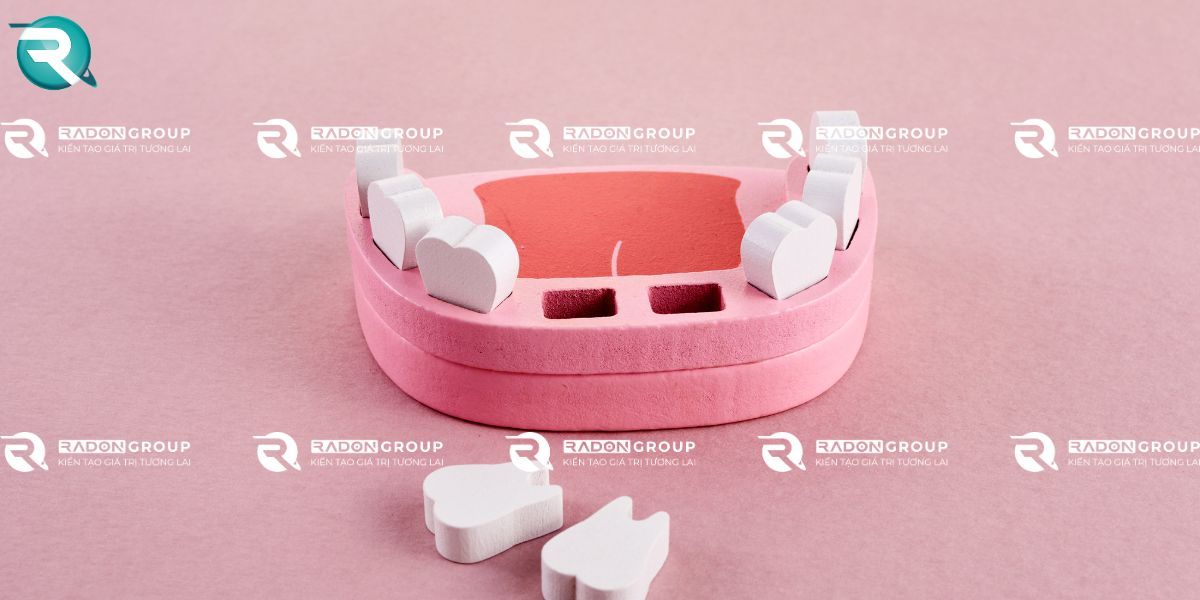 bé thay răng mọc lệch phải làm sao